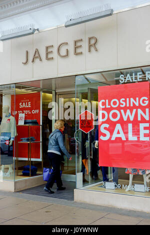 Chiudere la vendita a Jaeger shop in Southport, Merseyside, Regno Unito Foto Stock