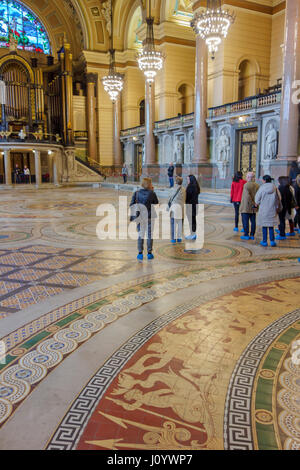 St George's Hall di Liverpool. Visitatori sul Minton pavimento piastrellato della grande hall. Un encausto pavimento piastrellato di più di 30.000 mattonelle artigianali. Foto Stock