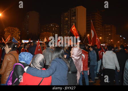 Ankara, Turchia. Xvi Apr, 2017. Migliaia di " sì " sostenitori si sono riuniti per celebrare la vittoria dopo il referendum costituzionale svoltosi presso la sede della sentenza la giustizia e lo sviluppo (partito AKP o partito AK), il 16 aprile 2017 ad Ankara, Turchia. Credito: PACIFIC PRESS/Alamy Live News Foto Stock