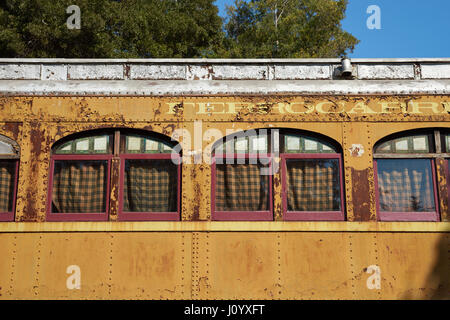 Vecchie carrozze ferroviarie presso il museo delle ferrovie nel Parque Quinta Normal a Santiago del Cile. Foto Stock