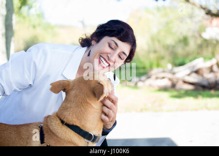 Closeup ritratto, dolci momenti professionisti sanitari in bianco camice con il cane, controllo dei linfonodi, isolata all'esterno soleggiato al di fuori di sfondo, Foto Stock