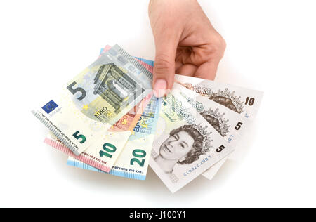 Mano che tiene il denaro note, ventola con euro e sterlina inglese Foto Stock