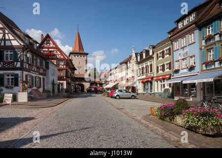 La zona pedonale con Obertorturm, Gengenbach, Foresta Nera, Baden-Württemberg, Germania Foto Stock