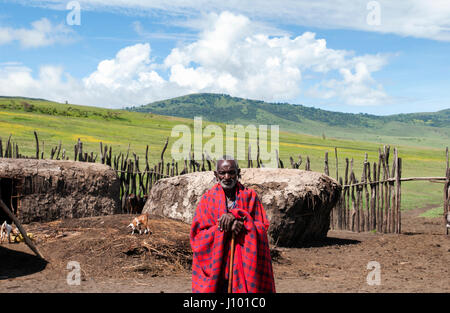 Vista del paesaggio con Maasai elder sotto un sole cielo blu Foto Stock