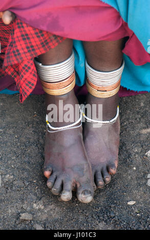 Maasai donna di piedi con perle Foto Stock