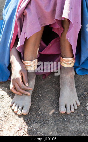 Maasai donna di piedi con bracciali Foto Stock