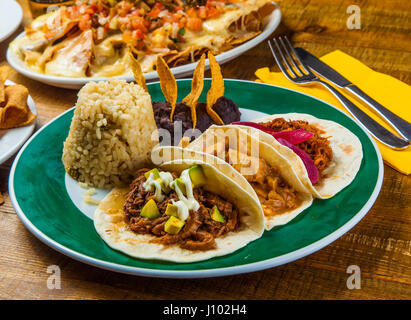 Tacos messicano servito con riso e frijoles Foto Stock