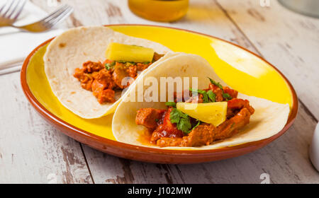 Cibo messicano: tacos con manzo piccante e ananas. Foto Stock