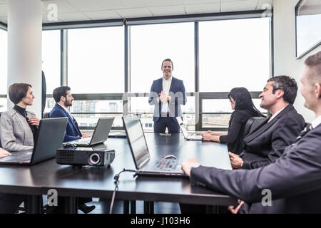 Il successo del team leader e business leader proprietario business meeting. La gente di affari con computer portatili in un moderno ufficio aziendale. Business e imprenditore Foto Stock