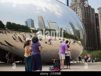 Cloud Gate (noto anche come "fagiolo") in Chicago, Illinois Foto Stock