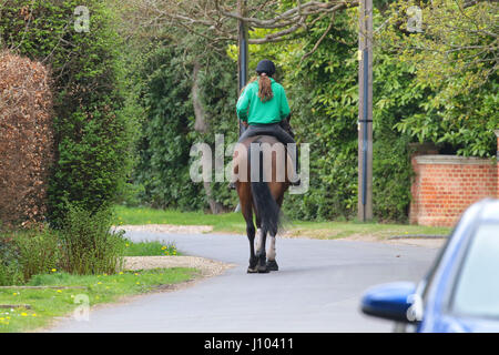 Cavallo e cavaliere femmina sul paese lane in Eversley, Hampshire REGNO UNITO Foto Stock