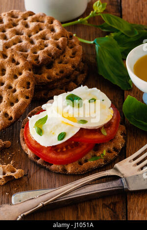 Cibo sano: svedese crackers con pomodoro, mozzarella e basilico e olio di oliva. La dieta ideale per perdere peso. Foto Stock