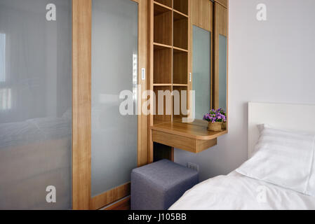 Carbinets in legno nel lusso moderno camera da letto interni e la decorazione, interior design Foto Stock