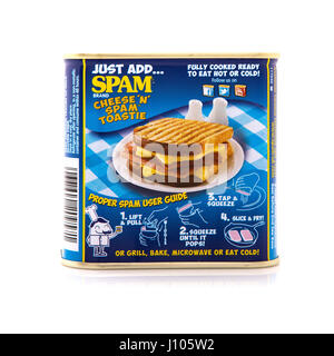 Vista frontale e posteriore di una lattina di SPAM carne di maiale tritata e prosciutto su uno sfondo bianco con copia spazio che mostra come fare un formaggio N Toastie Spam Foto Stock