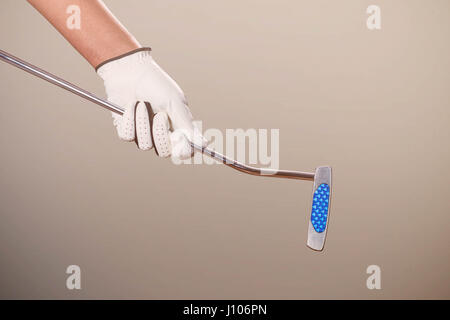 Le mani di un uomo sono holding golf. Foto Stock