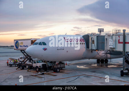 Miami, FL, Stati Uniti d'America - 24 Marzo 2017: Eurowings compagnia Airbus A330-200 al gate in Miami international airport. Florida, Stati Uniti Foto Stock