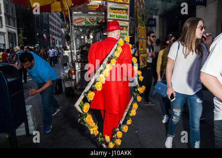 New York, Stati Uniti d'America. Xvi Apr, 2017. I Newyorkesi e i loro animali domestici vestire in abiti colorati per la città della Pasqua annuale parata. Credito: Konstantin Sergeyev/Alamy Live News Foto Stock