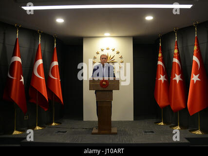 Istanbul, Turchia. Xvi Apr, 2017. Il Presidente turco Recep Tayyip Erdogan fa affermazioni di Istanbul, in Turchia, il 16 aprile 2017. Il Presidente turco Recep Tayyip Erdogan ha dichiarato nella notte di Domenica che la proposta di modifiche costituzionali sono stati accettati in un referendum, pagando il modo in cui il paese ad introdurre il sistema presidenziale. Credito: DHA/Depo foto/Xinhua/Alamy Live News Foto Stock