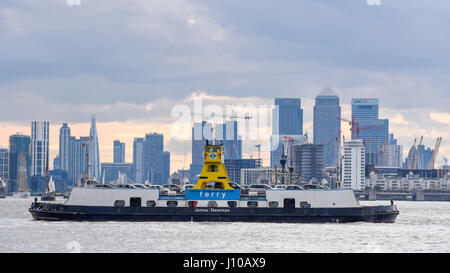 Londra, Regno Unito. Xvi Apr, 2017. La Woolwich traghetto per auto attraversa il fiume Tamigi di fronte lontano dai grattacieli di Canary Wharf. I grattacieli sono sede di molte istituzioni finanziarie. A seguito della decisione del Regno Unito di abbandonare l'Unione europea, molte di queste istituzioni stanno valutando la possibilità di rimanere nel Regno Unito o trasferirsi in una nuova base europea. Credito: Stephen Chung/Alamy Live News Foto Stock