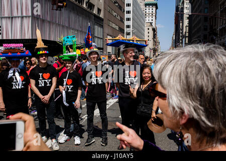 New York, Stati Uniti d'America. Xvi Apr, 2017. Un gruppo di persone indossano I Love New York T-shirt e cappelli che rappresentano punti di riferimento, tra cui la Staten Island Ferry (cuscinetto marshmallow pigoli), l'Empire State Building, il Bronx Zoo e il Ponte di Brooklyn. Credit: Ed Lefkowicz/Alamy Live News Foto Stock