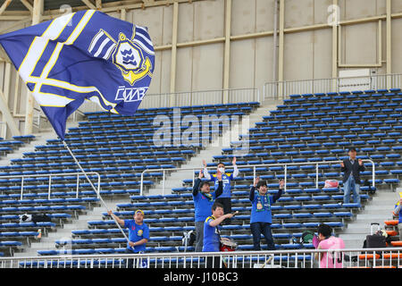 Kashiwanoha Stadium, Chiba, Giappone. Xvi Apr, 2017. FC FC Imabari ventole, Aprile 16, 2017 - Calcetto : Giappone Football League (JFL) 2017 1° stadio tra Briobecca Urayasu 0-2 FC Imabari a Kashiwanoha Stadium, Chiba, Giappone. Credito: YUTAKA AFLO/sport/Alamy Live News Foto Stock