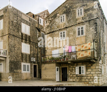 Korcula Croazia. 9 Ott 2004. La caratteristica di età compresa tra le case di pietra del centro storico fortificato di vecchia città di Korcula Croazia. È diventato meta di turismo internazionale. Credito: Arnold Drapkin/ZUMA filo/Alamy Live News Foto Stock