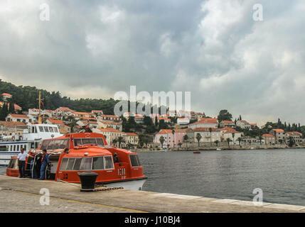 Korcula Croazia. 9 Ott 2004. Una nave da crociera di lancio nel porto della storica città fortificata di Korcula, che è diventato meta di turismo internazionale. Credito: Arnold Drapkin/ZUMA filo/Alamy Live News Foto Stock