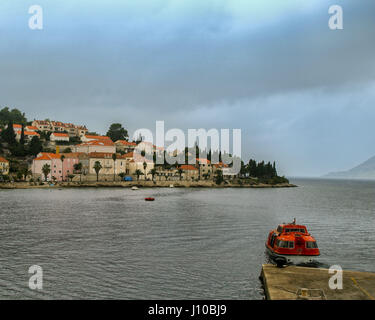 Korcula Croazia. 9 Ott 2004. Una nave da crociera di lancio nel porto della storica città fortificata di Korcula, che è diventato meta di turismo internazionale. Credito: Arnold Drapkin/ZUMA filo/Alamy Live News Foto Stock