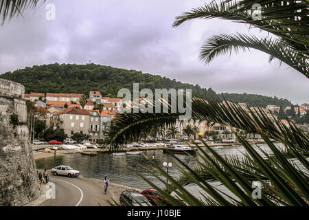 Korcula Croazia. 9 Ott 2004. Incorniciato da un albero di palma il porto della storica città fortificata di Korcula. È diventato meta di turismo internazionale. Credito: Arnold Drapkin/ZUMA filo/Alamy Live News Foto Stock