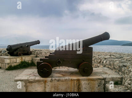 Korcula Croazia. 9 Ott 2004. Una coppia di antichi cannon nel centro medievale fortificata città vecchia di Korcula Croazia, affacciano sul Peljeski kanal, dove numerose battaglie storiche si è verificato, verso la terraferma. Korcula è diventato meta di turismo internazionale. Credito: Arnold Drapkin/ZUMA filo/Alamy Live News Foto Stock