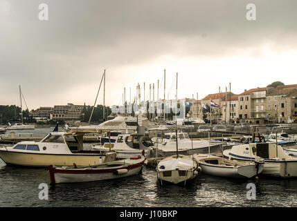 Korcula Croazia. 9 Ott 2004. Molte barche ormeggiate nel porto turistico nella storica città di Korcula Croazia, che è diventato meta di turismo internazionale. Credito: Arnold Drapkin/ZUMA filo/Alamy Live News Foto Stock