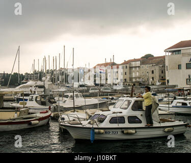 Korcula Croazia. 9 Ott 2004. Molte barche ormeggiate nel porto turistico nella storica città di Korcula Croazia, che è diventato meta di turismo internazionale. Credito: Arnold Drapkin/ZUMA filo/Alamy Live News Foto Stock