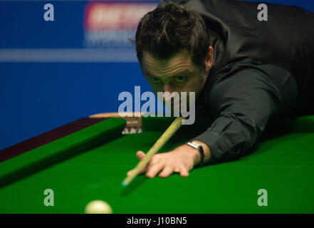 Sheffield. Xvi Apr, 2017. Ronnie O'Sullivan di Inghilterra compete durante la sua prima partita contro il suo connazionale Gary Wilson durante il World Snooker Championship 2017 al Crucible Theatre di Sheffield, Gran Bretagna il 16 aprile 2017. Ronnie O'Sullivan ha vinto 10-7. Credito: Jon fibbia/Xinhua/Alamy Live News Foto Stock