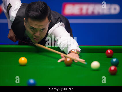 Sheffield. Xvi Apr, 2017. Marco fu di Hong Kong della Repubblica popolare cinese compete durante il suo match di primo turno contro Luca Brecel del Belgio durante il World Snooker Championship 2017 al Crucible Theatre di Sheffield, Gran Bretagna il 16 aprile 2017. Credito: Jon fibbia/Xinhua/Alamy Live News Foto Stock