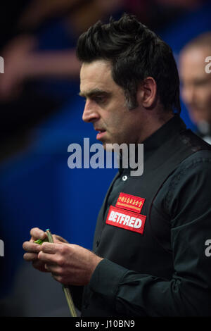 Sheffield. Xvi Apr, 2017. Ronnie O'Sullivan di Inghilterra compete durante la sua prima partita contro il suo connazionale Gary Wilson durante il World Snooker Championship 2017 al Crucible Theatre di Sheffield, Gran Bretagna il 16 aprile 2017. Ronnie O'Sullivan ha vinto 10-7. Credito: Jon fibbia/Xinhua/Alamy Live News Foto Stock