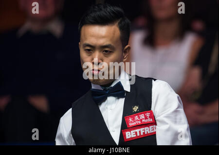 Sheffield. Xvi Apr, 2017. Marco fu di Hong Kong della Repubblica popolare cinese compete durante il suo match di primo turno contro Luca Brecel del Belgio durante il World Snooker Championship 2017 al Crucible Theatre di Sheffield, Gran Bretagna il 16 aprile 2017. Credito: Jon fibbia/Xinhua/Alamy Live News Foto Stock