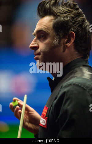 Sheffield. Xvi Apr, 2017. Ronnie O'Sullivan di Inghilterra compete durante la sua prima partita contro il suo connazionale Gary Wilson durante il World Snooker Championship 2017 al Crucible Theatre di Sheffield, Gran Bretagna il 16 aprile 2017. Ronnie O'Sullivan ha vinto 10-7. Credito: Jon fibbia/Xinhua/Alamy Live News Foto Stock