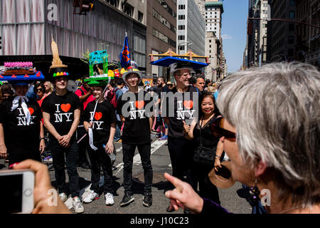 New York, Stati Uniti d'America. Xvi Apr, 2017. Un gruppo di persone indossano I Love New York T-shirt e cappelli che rappresentano punti di riferimento, tra cui la Staten Island Ferry (cuscinetto marshmallow pigoli), l'Empire State Building, il Bronx Zoo e il Ponte di Brooklyn. Credito: VWPics/Alamy Live News Foto Stock