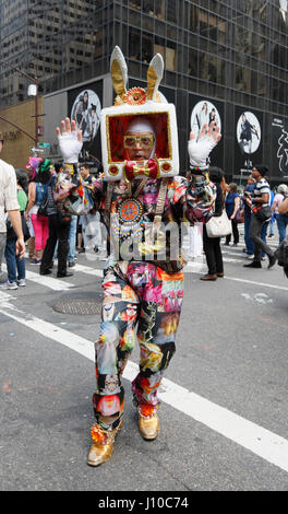 New York, Stati Uniti d'America. Xvi Apr, 2017. Easter Parade e cofano Festival di Manhattan, Fifth Avenue a New York City, 16 aprile 2017. Credito: Nino Marcutti/Alamy Live News Foto Stock