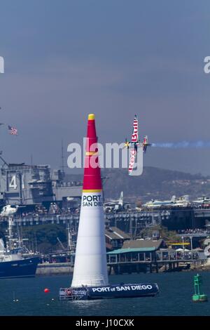 San Diego, Stati Uniti d'America. Xvi Apr, 2017. Su una bella e soleggiata durante il weekend di Pasqua, la folla la linea le spiagge, i tetti o dovunque essi possono di intravedere dei piani urlando da.Martin Sonka Repubblica Ceca esegue durante il corso di formazione nella seconda fase della Red Bull Air Race World Championship in San Diego, Stati Uniti il 16 aprile 2017. Credito: Daren Fentiman/ZUMA filo/Alamy Live News Foto Stock