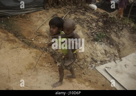 Aprile 14, 2017 - Cox's Bazar, Bangladesh - Un bambino Rohingya porta sulla schiena di un altro bambino a Balukhali Refugee Camp Cox's Bazar. Credito: Md. Mehedi Hasan/ZUMA filo/Alamy Live News Foto Stock