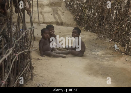 Aprile 14, 2017 - Cox's Bazar, Bangladesh - Rohingya bambini reagiscono alla telecamera a Balukhali Refugee Camp Cox's Bazar. Credito: Md. Mehedi Hasan/ZUMA filo/Alamy Live News Foto Stock