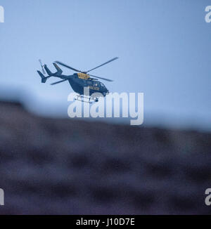 Brentwood, Essex, 17 aprile 2017 Brentwood Essex residenti sono stati aoken a 5.30am il lunedì festivo dal metropolita di un elicottero della polizia si insinui basso sopra le case Credit: Ian Davidson/Alamy Live News Foto Stock