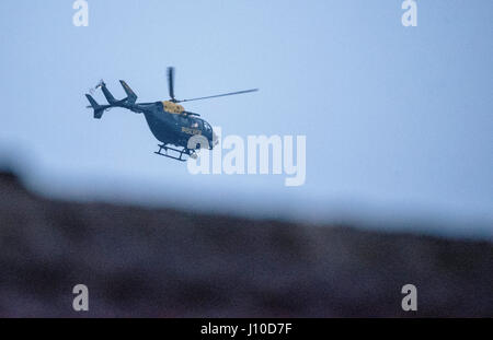 Brentwood, Essex, 17 aprile 2017 Brentwood Essex residenti sono stati aoken a 5.30am il lunedì festivo dal metropolita di un elicottero della polizia si insinui basso sopra le case Credit: Ian Davidson/Alamy Live News Foto Stock