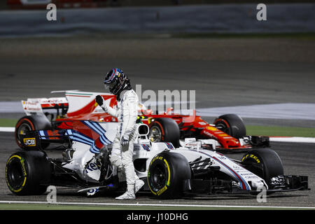 Sakhir, Bahrain. Xvi Apr, 2017. Motorsports: FIA Formula One World Championship 2017, il Gran Premio del Bahrain, #18 lancia passeggiata ( CAN, Williams Martini Racing), Crash lasciando la sua auto, 16.04.2017. | Utilizzo di credito in tutto il mondo: dpa/Alamy Live News Foto Stock