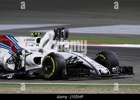 Sakhir, Bahrain. Xvi Apr, 2017. Motorsports: FIA Formula One World Championship 2017, il Gran Premio del Bahrain, #18 lancia passeggiata ( CAN, Williams Martini Racing), Crash lasciando la sua auto, 16.04.2017. | Utilizzo di credito in tutto il mondo: dpa/Alamy Live News Foto Stock