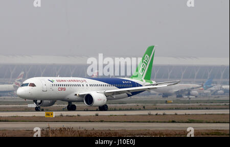 Shanghai, Cina. Xvi Apr, 2017. Della Cina di in casa di grandi aerei passeggeri C919 è dato il primo ad alta velocità test di scorrevolezza dell'Aeroporto Internazionale di Shanghai Pudong di Shanghai, Cina orientale, Aprile 16, 2017. Credito: Zhao Yun/Xinhua/Alamy Live News Foto Stock