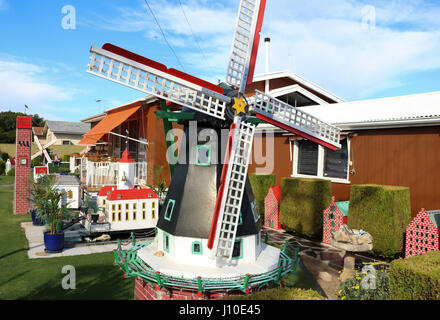 Adelaide, Australia. Xvii Apr, 2017. Replica tradizionali mulini a vento olandese Decora il giardino frontale di una casa suburbana in Adelaide Australia Credit: amer ghazzal/Alamy Live News Foto Stock