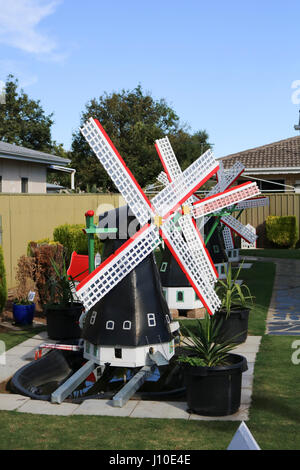 Adelaide, Australia. Xvii Apr, 2017. Replica tradizionali mulini a vento olandese Decora il giardino frontale di una casa suburbana in Adelaide Australia Credit: amer ghazzal/Alamy Live News Foto Stock