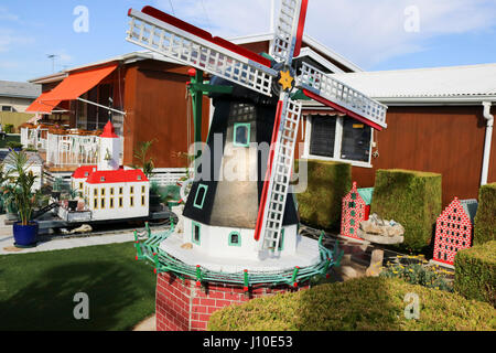 Adelaide, Australia. Xvii Apr, 2017. Replica tradizionali mulini a vento olandese Decora il giardino frontale di una casa suburbana in Adelaide Australia Credit: amer ghazzal/Alamy Live News Foto Stock